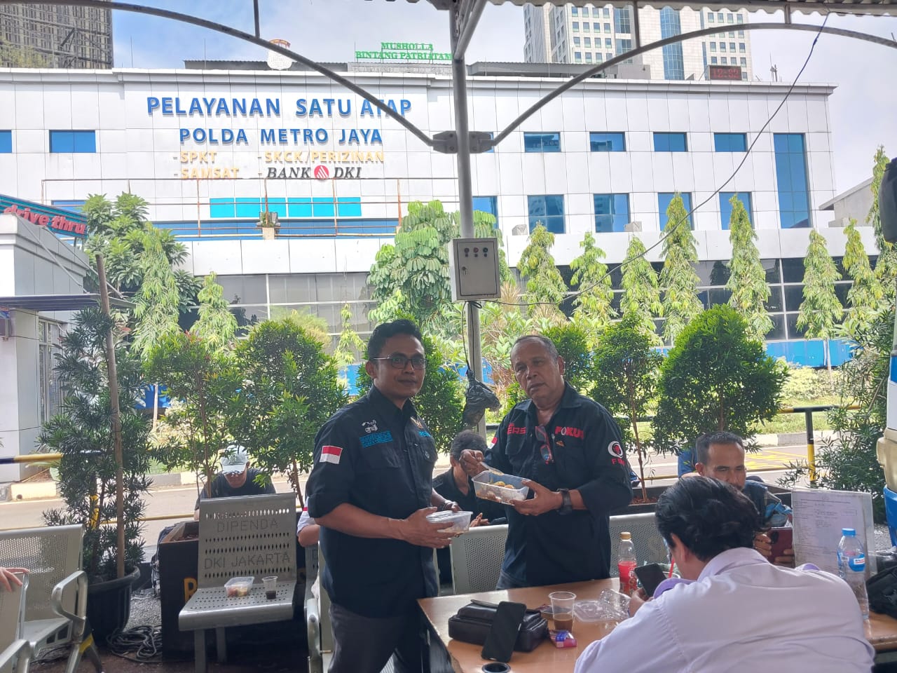 Jumat Berkah Polda Metro Jaya Bagikan Makan Siang Gratis,Koordinator Wartawan FBN Berikan Apresiasi