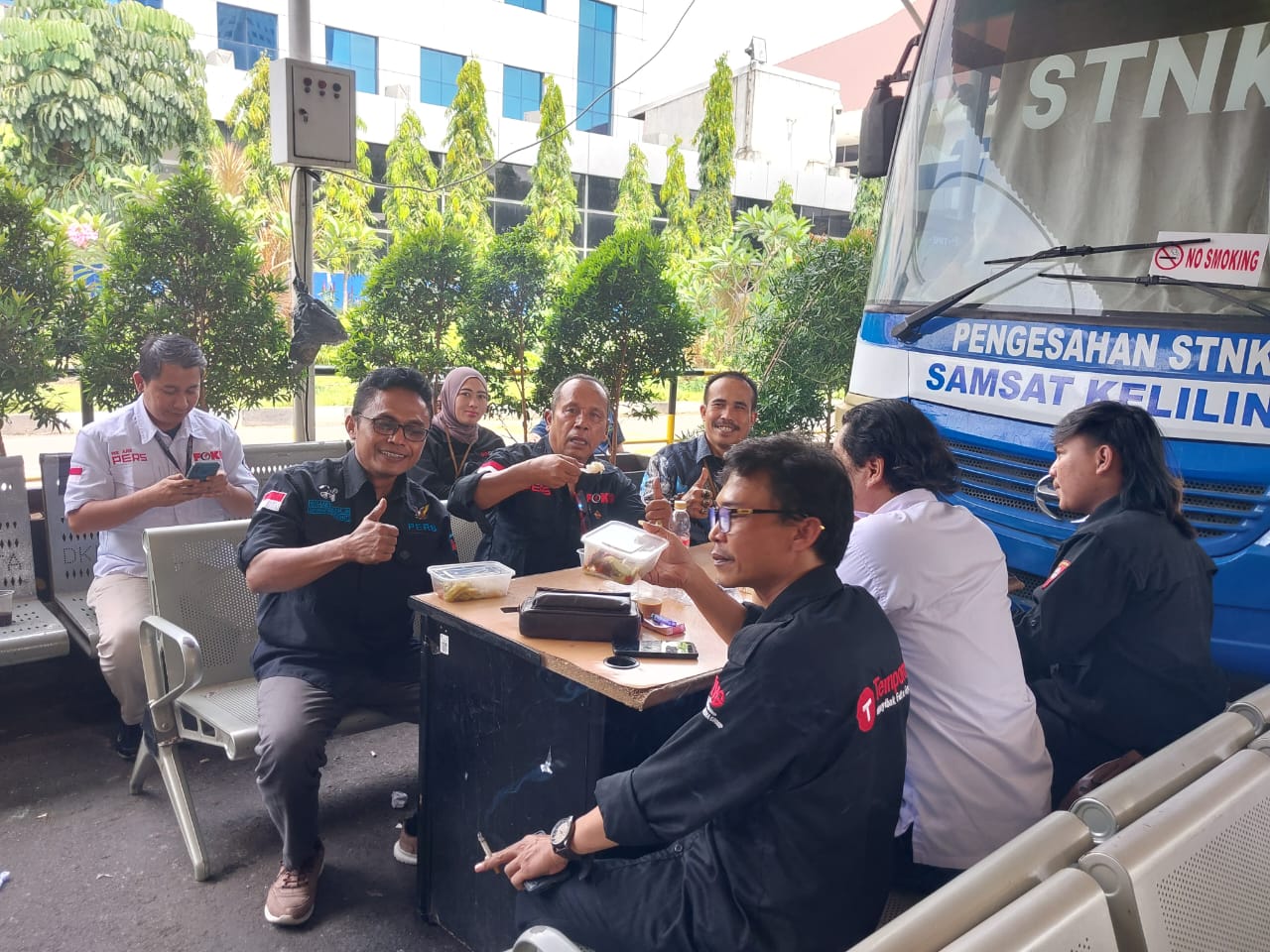 Keterangan foto: para Awak Media menerima makan siang gratis di lokasi Pelayanan Samsat Keliling Polda Metro Jaya ,Jumat 13 Juni 2025
