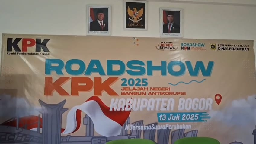 Keterangan foto: Penyidik Komisi Pemberantasan Korupsi (KPK) Republik Indonesia Amir Arif beserta rombongan Road Show di Gunung Putri Bogor. Salah satu titik yang di kunjungi adalah SMP 3 Gunung Putri Kabupaten Bogor. Jum'at (13/06/25).