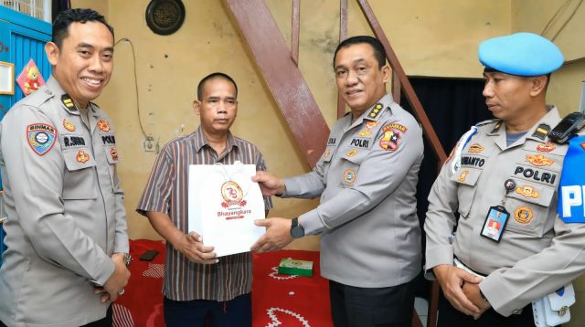 Dalam Rangka Hari Bhayangkara ke-79, Polri Lakukan Anjangsana ke Personel yang Sedang Sakit
