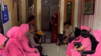 Kapolsek Cakung dan Ketua Bhayangkari Tunjukkan Kepedulian, Besuk Anggota yang Sedang Sakit