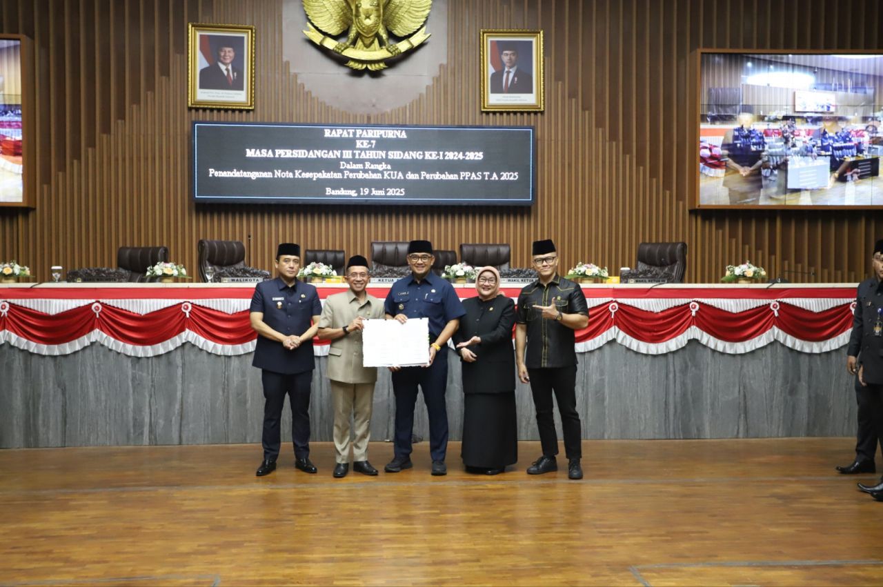 Rapat Paripurna DPRD Kota Bandung: Kesepakatan Perubahan KUA dan PPAS T.A 2025 Ditandatangani