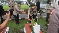 Kapolresta Serang Kota Bersama Pejabat Polda Banten Ikuti Upacara Ziarah Dan Tabur Bunga Di TMP Ciceri Kapolresta Serang Kota Bersama Pejabat Polda Banten Ikuti Upacara Ziarah Dan Tabur Bunga Di TMP Ciceri