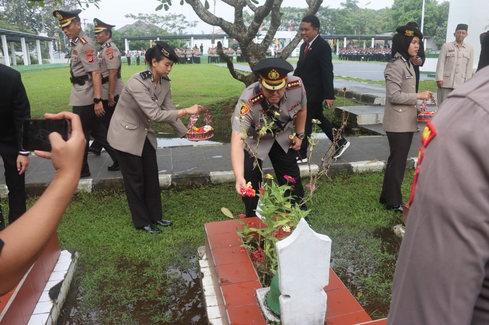 Kapolresta Serang Kota Bersama Pejabat Polda Banten Ikuti Upacara Ziarah Dan Tabur Bunga Di TMP Ciceri