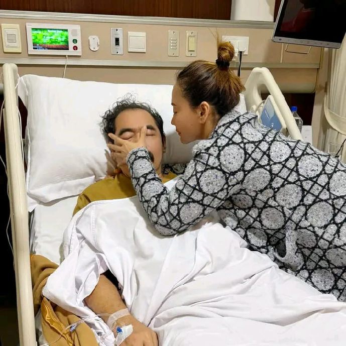 Kabar mengejutkan datang dari suami pedangdut Inul Daratista, Adam Suseno, dilarikan ke Unit Gawat Darurat (UGD)