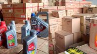 Aparat Gabungan Gerebek Gudang Berisi Ribuan Oli Diduga Palsu di Kubu Raya Aparat Gabungan Gerebek Gudang Berisi Ribuan Oli Diduga Palsu di Kubu Raya
