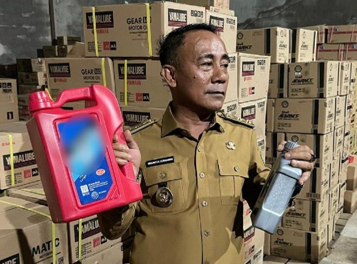 Wagub Kalbar Krisantus Sidak Gudang Oli Palsu di Kubu Raya, Minta Semua Pelaku dan Bekingnya Ditindak Tegas