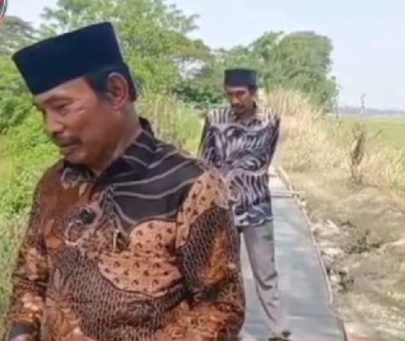 Setelah Viral, Jalan Rusak di Karangsari Langsung Diperbaiki, Warga Pertanyakan Dana Desa