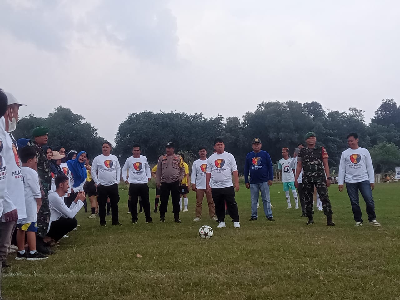 Piala Kadestra Bang Bule Sesean Enam Ajang Silaturahmi Antar Warga Ciantra 1 Keterangan foto: Acara Pembukaan urnamen Sepak Bola merebutkan piala bergilir Kardestra Bang Bule sesen enam di laksanakan di lapangan Wibawa Ciantra Sabtu 28/06/25