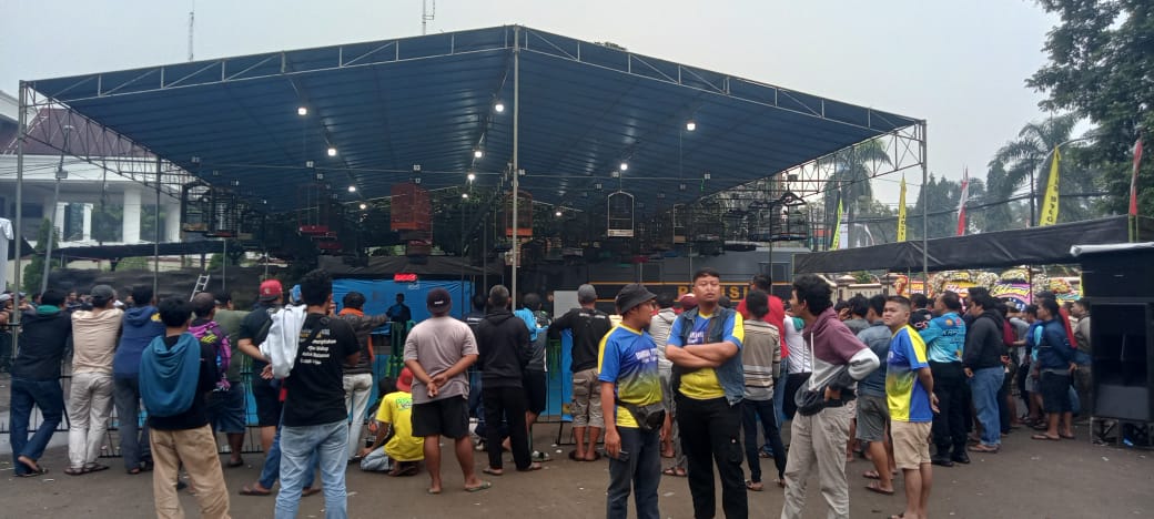 Keterangan foto: Memeriahkan Hut Bayangkara ke-79, Kapala Polisi Resort (Kapolres) Bogor Rio Anggoro Mengadakan Lomba kicau mania buat umum di halaman depan kantor Polres Bogor pada Minggu 29 Juni 2025.