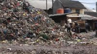 Sampah Menggunung, Pemkot Bandung Beri Sanksi Pengelola Pasar Caringin