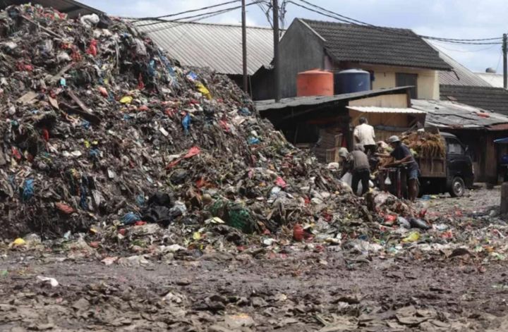 Sampah Menggunung, Pemkot Bandung Beri Sanksi Pengelola Pasar Caringin