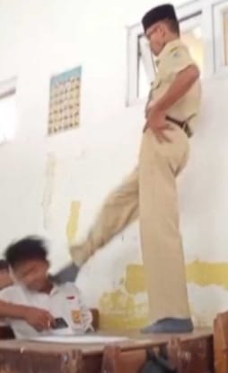 Anak Berlari Gak Bisa’, Guru MEMUKULI TENDANGAN SUBASA DI SEKOLAH NA’AS PUN DITERIMA SI BAPAK Kui… MASUK SEL + DIPECAT WA’E” Langsung Dinas Pendidikan TERDORONG MEROSOT – Demak, Jawa Tengah