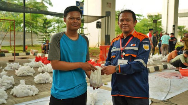 Berbagi Berkah Iduladha, LRT Jabodebek Salurkan 700 Paket Daging Kurban untuk Warga Sekitar