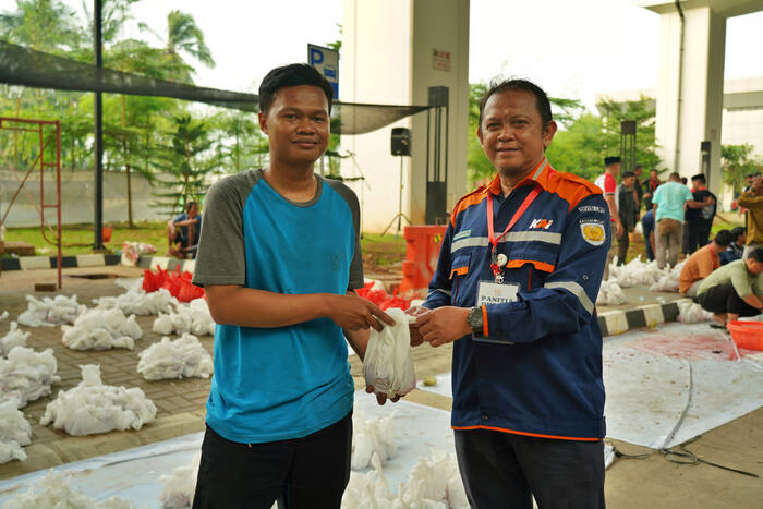 Berbagi Berkah Iduladha, LRT Jabodebek Salurkan 700 Paket Daging Kurban untuk Warga Sekitar