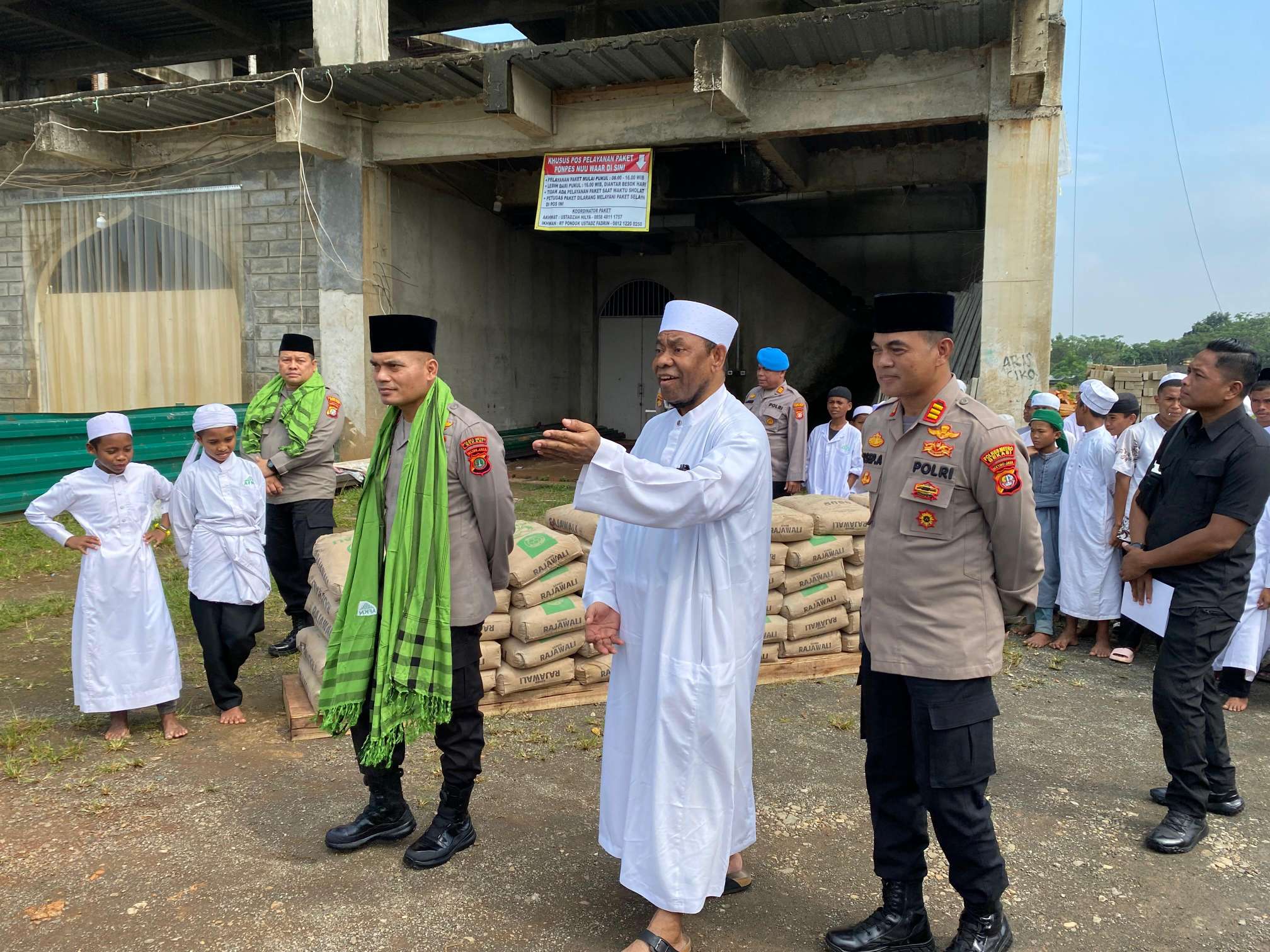 Polres Metro Bekasi Serahkan Bantuan Material ke Masjid Ponpes Nuu Waar Setu