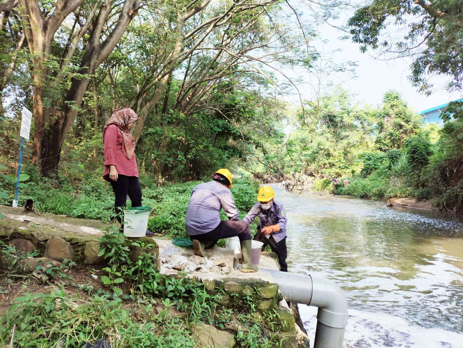 DLH Provinsi Jabar Sidak ke Sungai Cilemahabang, Telusuri Sumber Pencemaran 1 Keterangan foto: Dinas Lingkungan Hidup (DLH) Provinsi Jawa Barat melakukan inspeksi mendadak (sidak) ke dua lokasi industri di Kabupaten Bekasi, Sabtu (12/7/2025