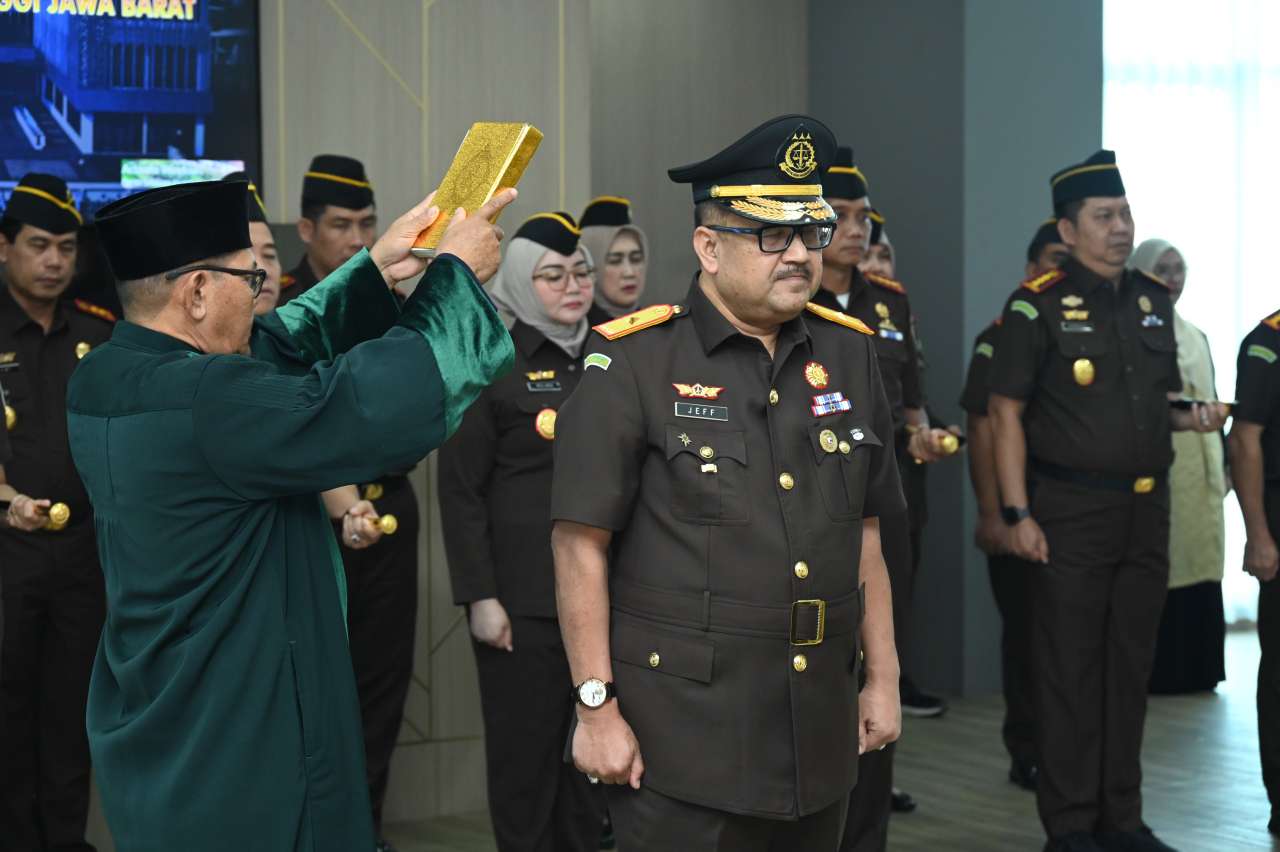 Keterangan foto: Kajati Jabar, Katarina Endang Sarwestri, S.H.,MH melakukan Pengambilan sumpah jabatan dan pelantikan Wakil Kepala Kejaksaan Tinggi Jawa Barat. Dr. Jefferdian, S.H., M.H. Rabu, 16/07/2025