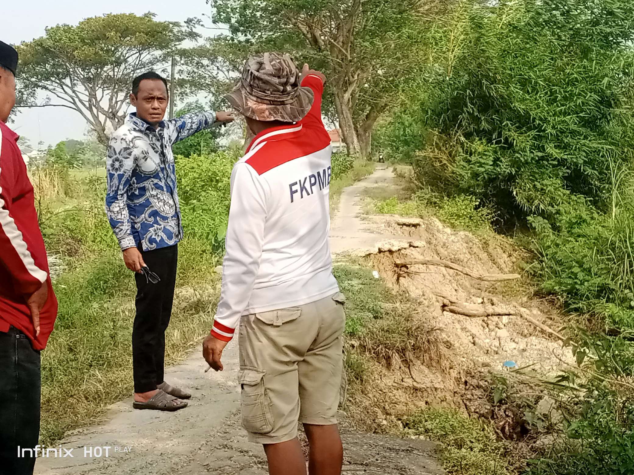 Tinjau Sungai Ciherang, Anggota DPRD Bekasi Haryanto Soroti Hilangnya Tanggul dan Kerusakan Jalan