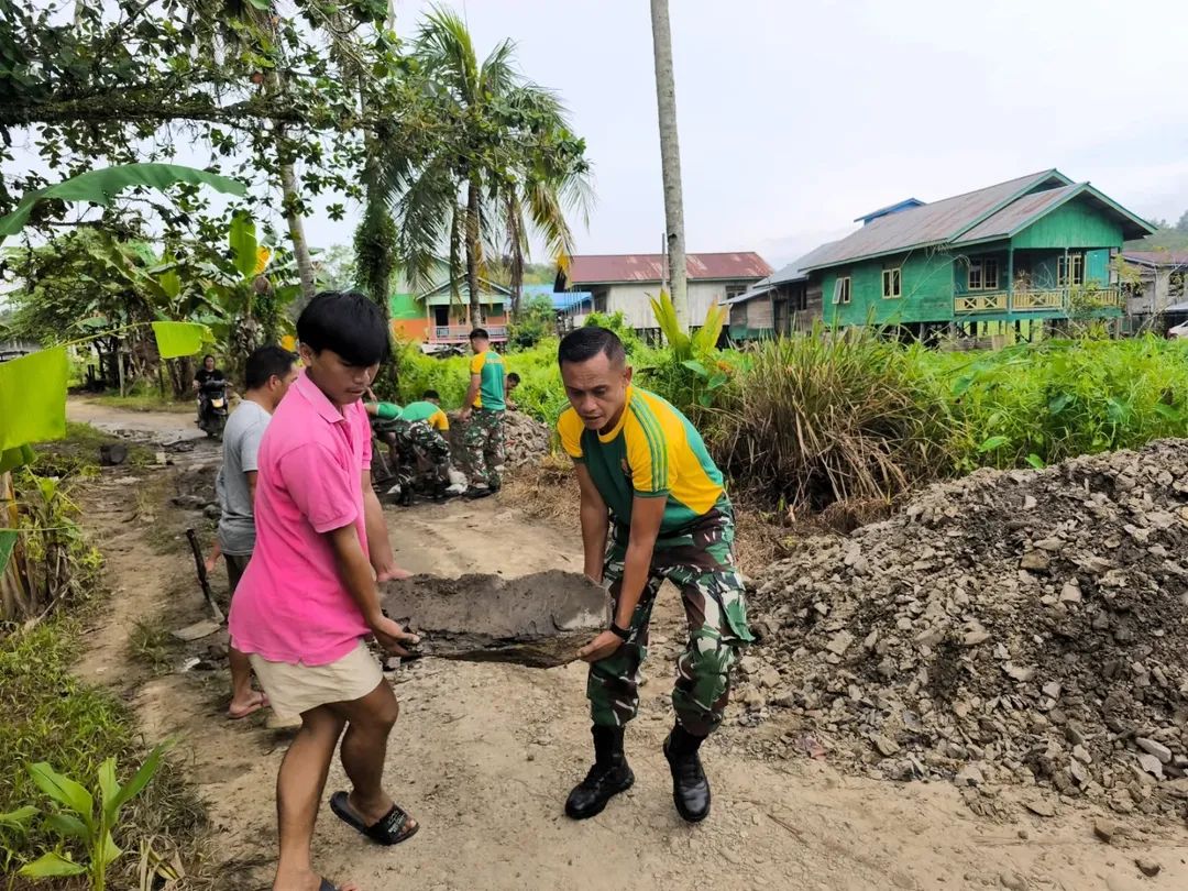 Satgas Pamtas Yonarmed 11 Kostrad Wujudkan Jalan Layak untuk Warga Nunukan 2 FB IMG 1753936994500