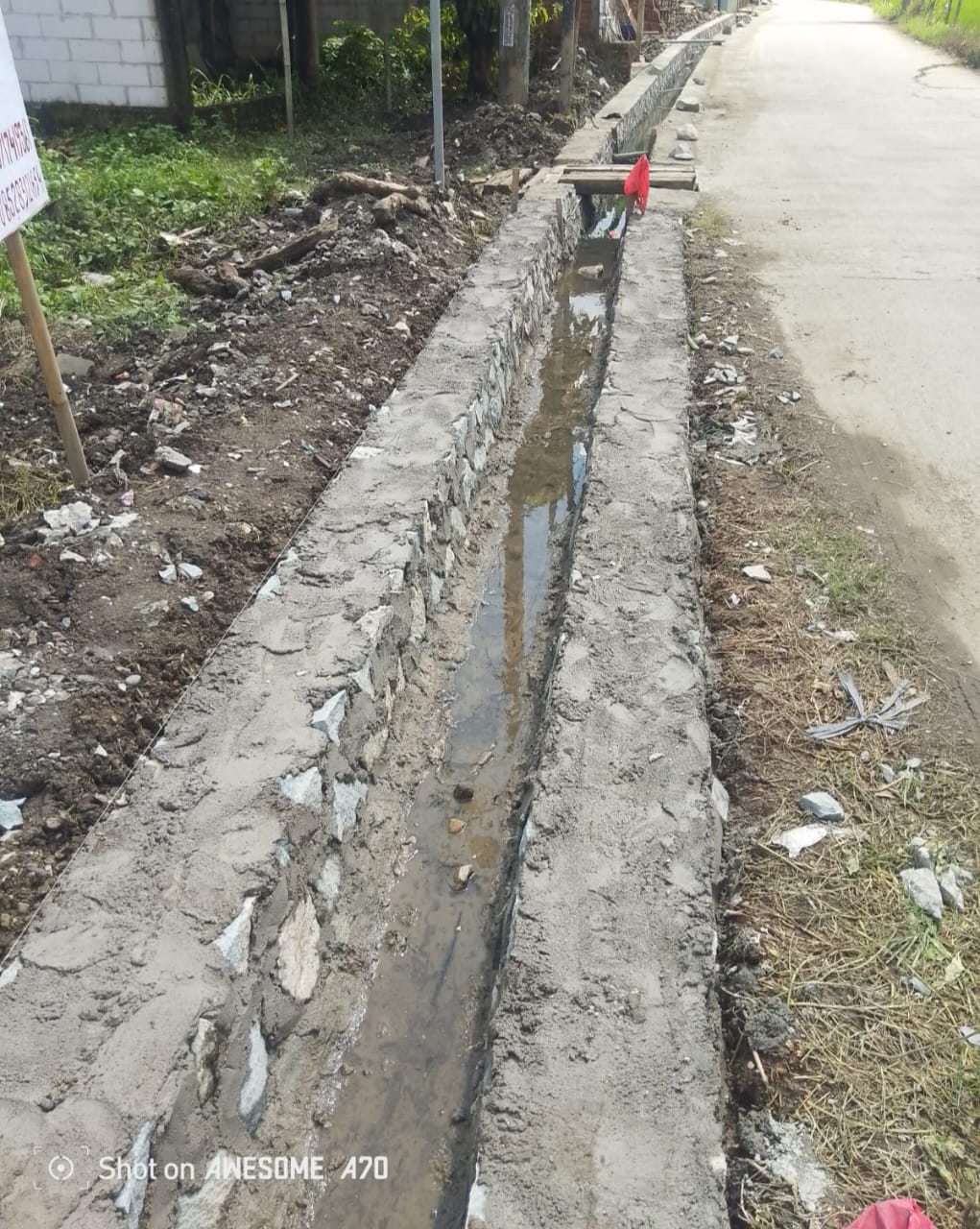 Proyek Drainase Saluran Air di Kampung Beleker Desa Waringin Jaya Jadi Sorotan Publik