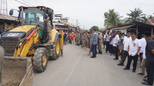 Eksekusi Penertiban Kios Pedagang di Luar Pasar Pasar Tradisional Tanjung Pura Berjalan Tertib