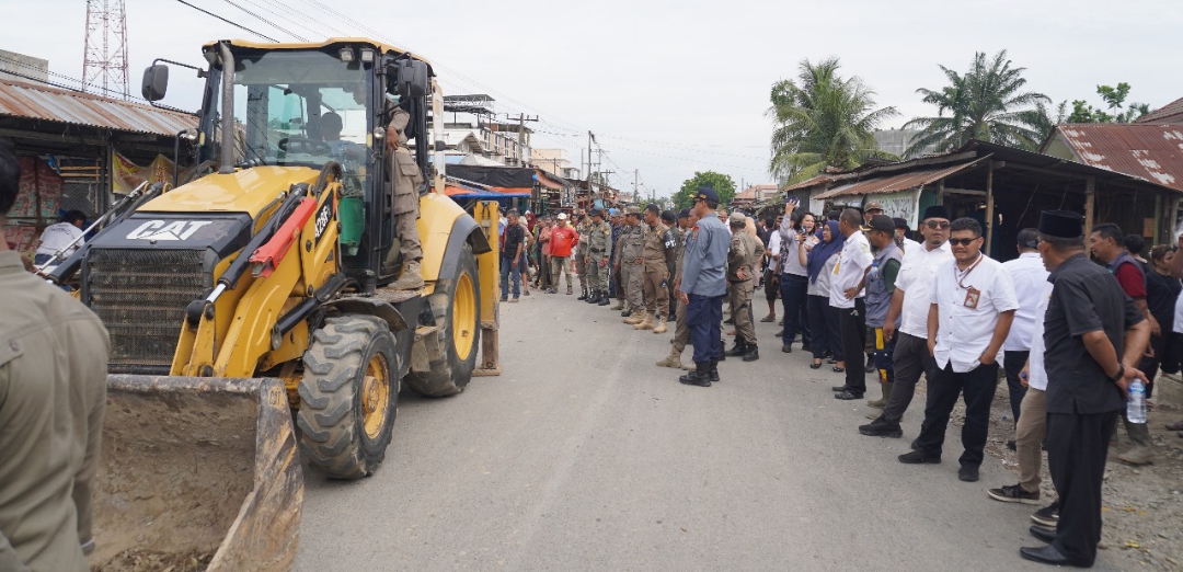 Eksekusi Penertiban Kios Pedagang di Luar Pasar Pasar Tradisional Tanjung Pura Berjalan Tertib