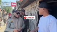 Warga Kabupaten Bekasi Protes Penggusuran Bangli, Robek Surat Pemberitahuan Didepan Petugas Satpol PP