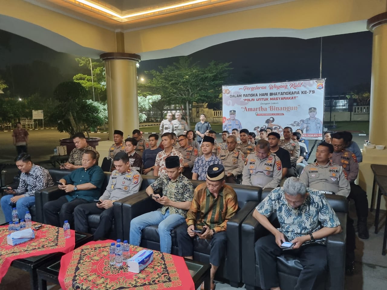 Personil Polres Serang mengadakan nonton bareng wayang kulit yang digelar Mabes Polri dengan lakon “Amartha Binangun”