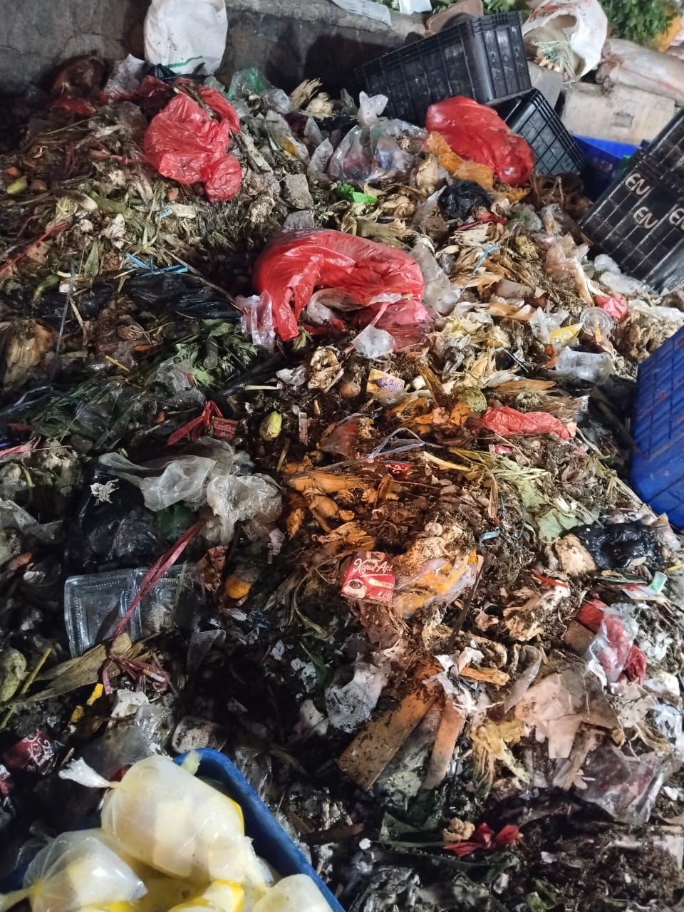 Pedagang Pasar Tumpah SGC Keluhkan Lemotnya Dinas Pasar Mengangkut Sampah