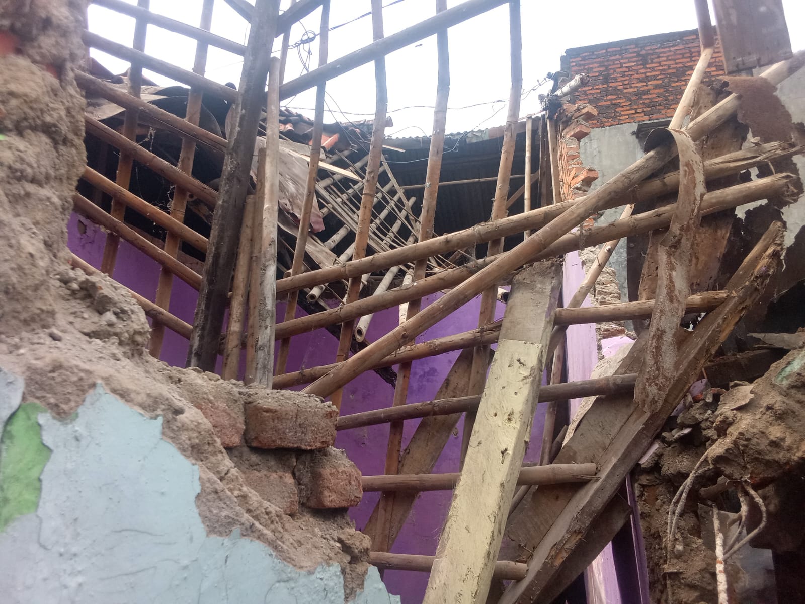 Akibat Angin Puting Beliung, Rumah Warga di Cikarang Jati  Ambruk Menimpah  Rumah Tetangga