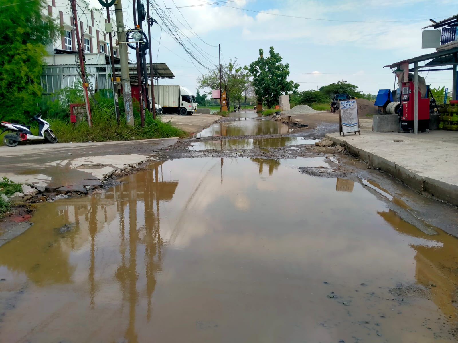 Keterangan foto: Proyek Pengecoran di Jalan Kampung Rengasbandung- Rawa Kuda Sebulan Mangkrak(ft.LSM J.P.K.P Kabupaten Bekasi)