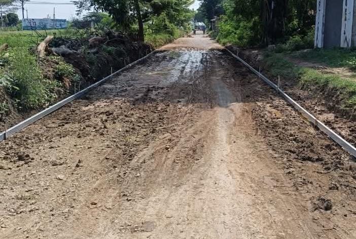 Keterangan foto: Proyek Pengecoran di Jalan Kampung Rengasbandung- Rawa Kuda Sebulan Mangkrak(ft.LSM J.P.K.P Kabupaten Bekasi)