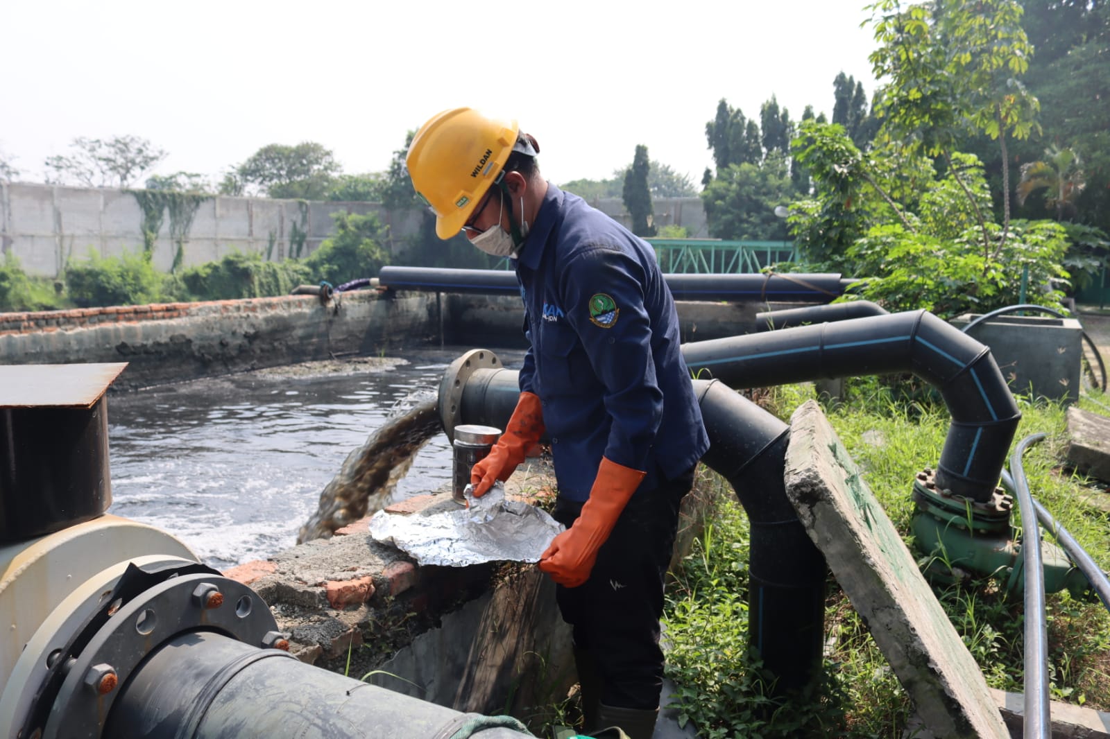 DLH  Provinsi Jabar Sidak ke Sungai Cilemahabang, Telusuri Sumber Pencemaran