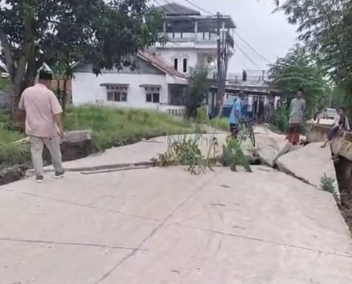 Abrasi Sungai Cibeet Menyebabkan Amblasnya Jalan Penghubung Ranca Iga – Pasirtanjung Cikarang Timur