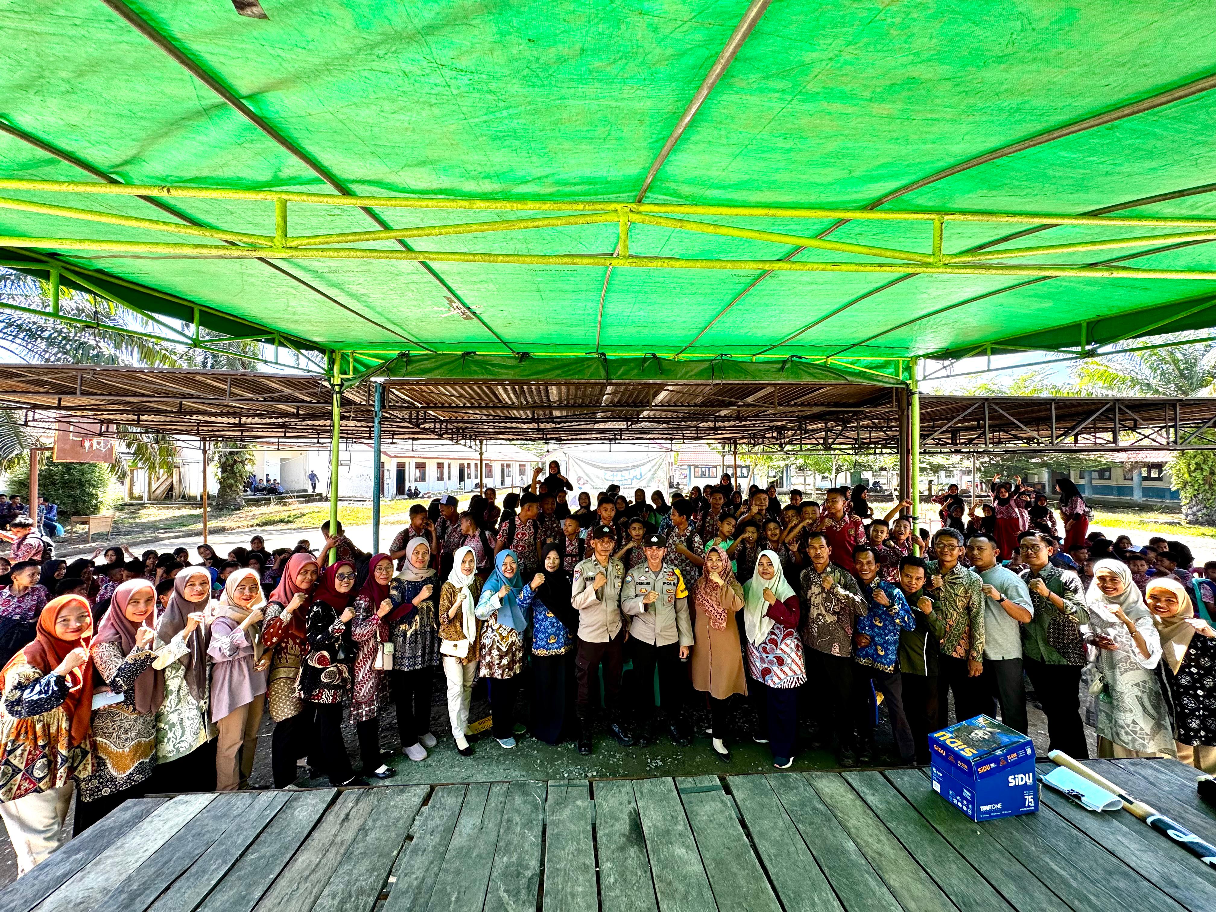 POLSEK TALANG UBI BERIKAN PENYULUHAN BAHAYA NARKOBA KEPADA SISWA BARU SMPN 4 KARTA DEWA