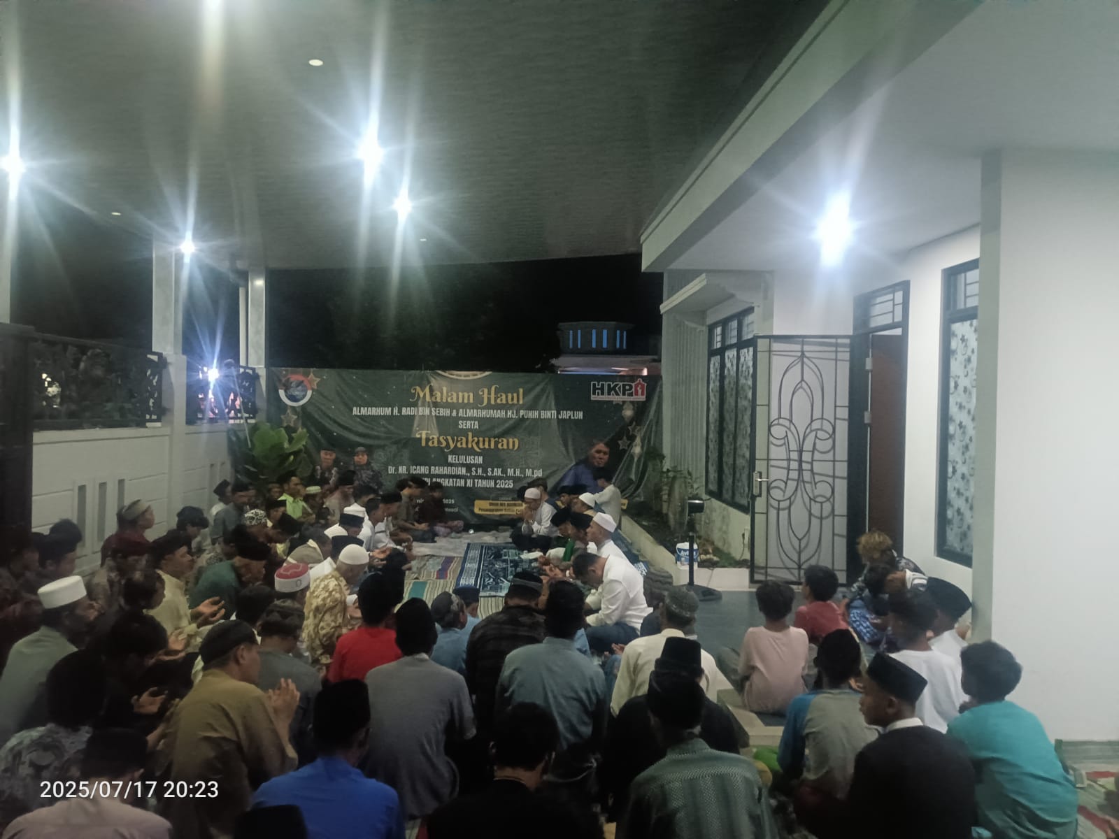 Keterangan foto: Ketum IWO-I Menggelar Malam Haul Orang Tua Serta Tasyakuran Kelulusan Dr.NR Icang Rahardian S.H.,S.AK.,M.H.,Mpd