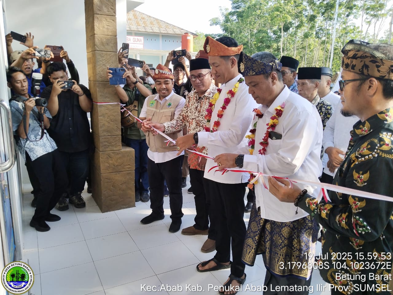 Untuk Meningkatkan pelayanan Masyarakat Desa, Bupati PALI Asgianto ST Resmikan Kantor Desa Betung Barat