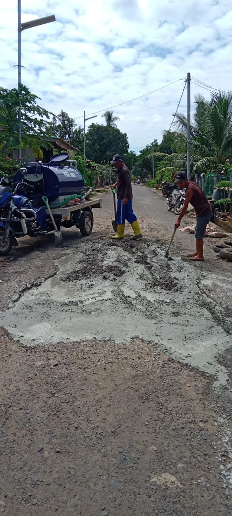 Pemerintah Desa Raja Barat Bersama Masyarakat Secara Swadaya dan Mandiri Perbaikan Jalan Dalam Lingkungan