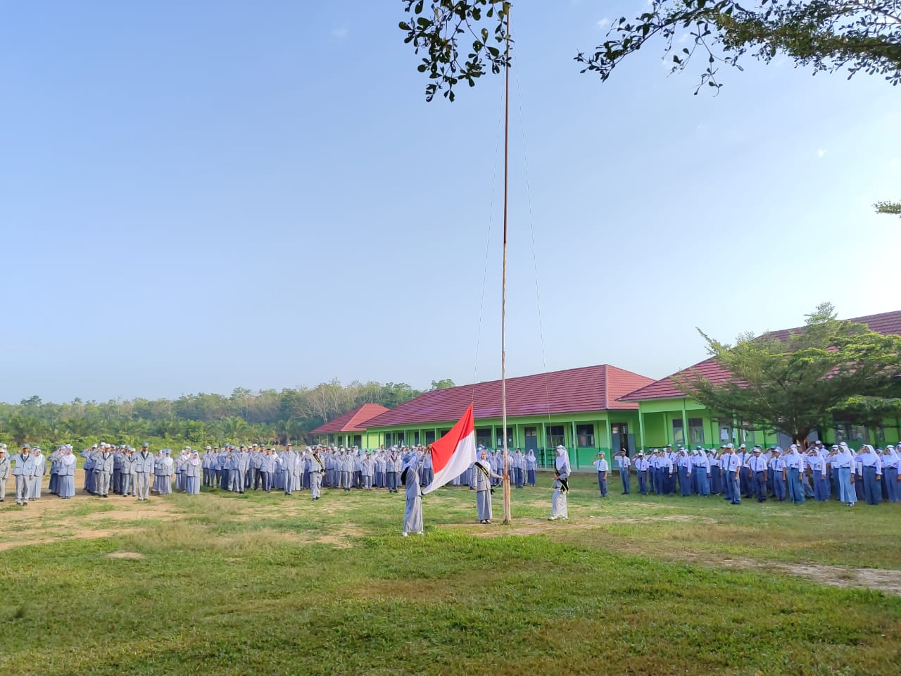 KAPOLSEK TALANG UBI JADI PEMBINA UPACARA DI SMA NEGERI 5, SAMPAIKAN PESAN KAMTIBMAS UNTUK PELAJAR