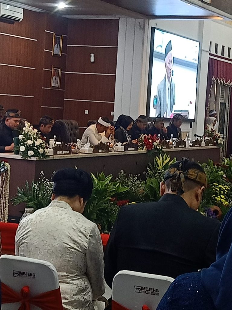 DPRD Purwakarta dalam rangka memperingati hari jadi kabupaten Purwakarta ke-194 tahun gelar rapat paripurna di gedung DPRD Minggu 20/7/2025.