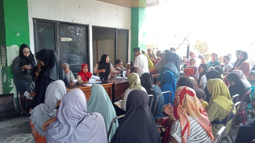 Kepala Desa Cikarang kota RA. Gunawan Menyalurkan Bantuan Beras Warga Penerima Manfaat Kepala Desa Cikarang kota RA. Gunawan Menyalurkan Bantuan Beras Warga Penerima Manfaat