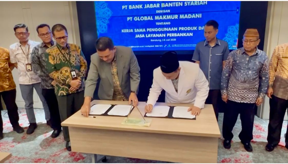 BJB Syariah Teken MOU Bersama Global Makmur Madani 1 Keterangan foto: Penandatanganan MoU Nota Kesepahaman BJB Syariah - GMM ditandatangani oleh Arief Setyhadi (Direktur Utama, BJB Syariah) dan Munawar Fuad Noeh (Komisaris Utama Global Makmur Madani-CEO ISalaam) di Bank BJB Syariah pada Kamis malam 24/07/2025.