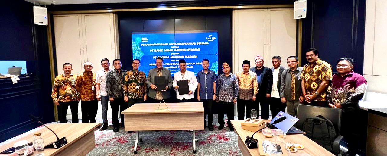 BJB Syariah Teken MOU Bersama Global Makmur Madani 2 Keterangan foto: Nota Kesepahaman BJB Syariah - GMM ditandatangani oleh Arief Setyhadi (Direktur Utama, BJB Syariah) dan Munawar Fuad Noeh (Komisaris Utama Global Makmur Madani-CEO ISalaam) disaksikan oleh para mitra strategis, Prof Dr KH Ali Anwar, MSi (Tokoh Jawa Barat, Ketua Bidang Agama Pengurus Besar Paguyuban Pasundan), Badan Kesejahteraan Masjid (BKM) Jawa Barat diwakili Dr. KH Abdul Hanan; Ir H Fauzan Noeman (Dewan Masjid Indonesia, Departemen Arsitektur ), Dr Soni Trison (Asosiasi Masjid Kampus Indonesia Pusat), Kang Eep S Maqdir (Penggiat Kemakmuran Masjid, Pakar Tata Akustik Masjid) juga perwakilan Komunitas, Lembaga Takmir Masjid Nahdlatul Ulama Jawa Barat.