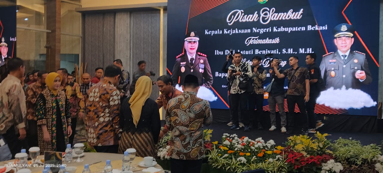 Keterangan foto: Pisah sambut Kepala Kejaksaan Negeri (Kajari) Kabupaten Bekasi Eddy Sumarman menggantikan Dwi Astuti Beniyati sebagai Kepala Kejaksaan Negeri Kabupaten Bekasi yang berlangsung pada Jumat malam, 25 Juli 2025, di Hotel Grande Valore, Jababeka Cikarang Bekasi.