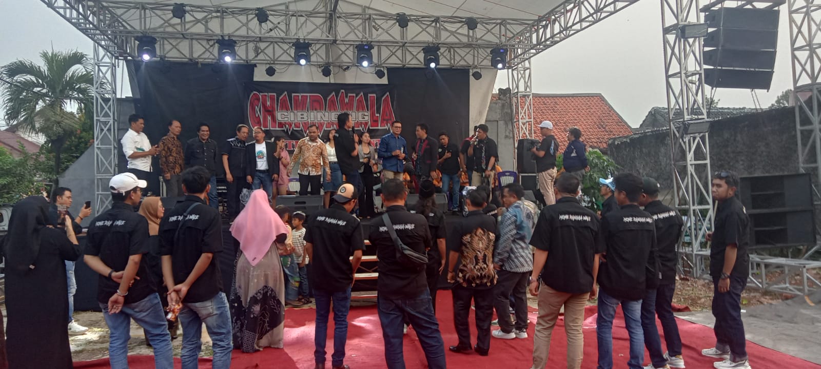 Keterangan foto : Sunatan ananda Sabna Sarim anak Ke-3 dari keluarga Besar Sariman dan Ibu Sela berjalan dengan hikmat, lancar dan sukses.Acara Sunatan ini di langsungkan di kediaman keluarga Sariman (Bima), berlokasi di Perum Griya Anggaraini, Citeureup Kabupaten Bogor. Sabtu (26/7/25