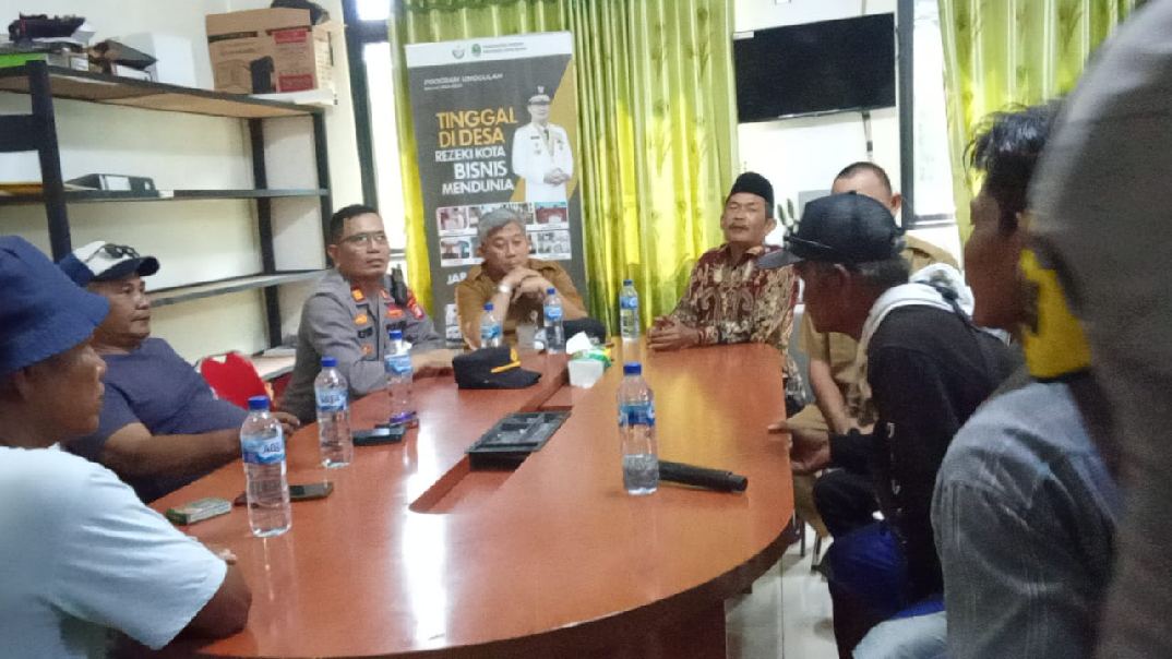 Tangkap Dan Seret Kemeja Hijau Oknum Kepala Desa Pantai Mekar Yang Diduga Menyelewengan Dana Desa