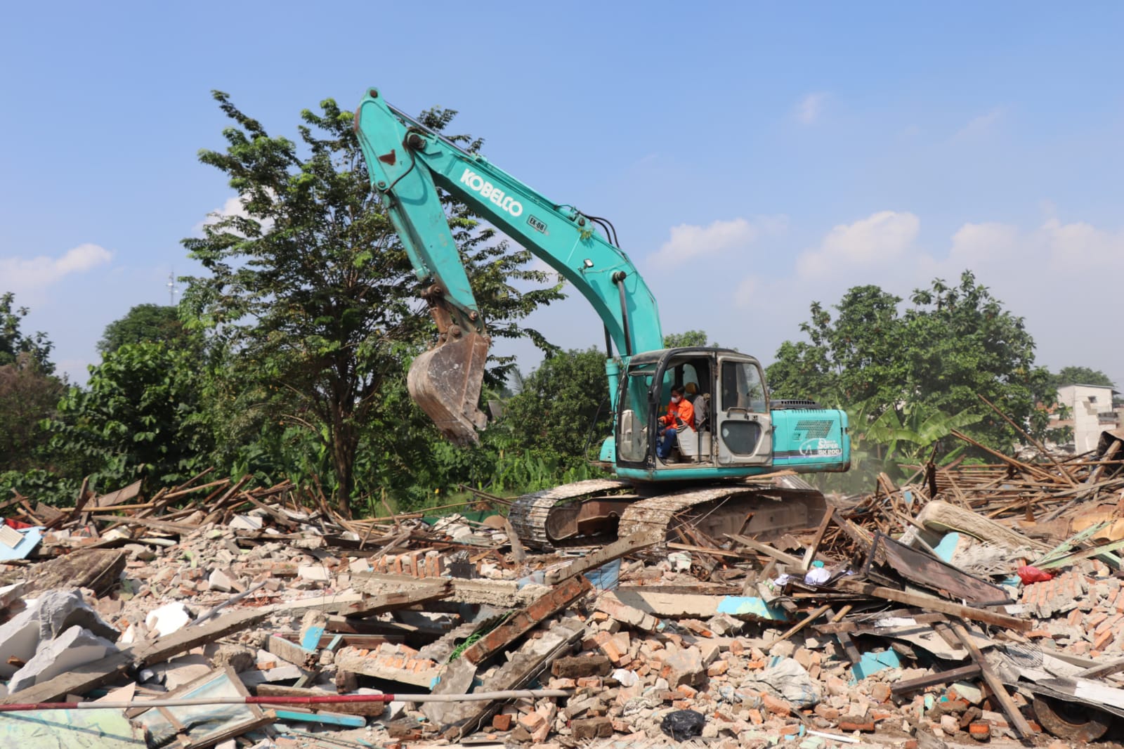 Dr. Anwar Musyadad SH, MH Dorong Pemkab Bekasi Lakukan Penghijauan Bantaran Sungai Usai Pembongkaran Bangli