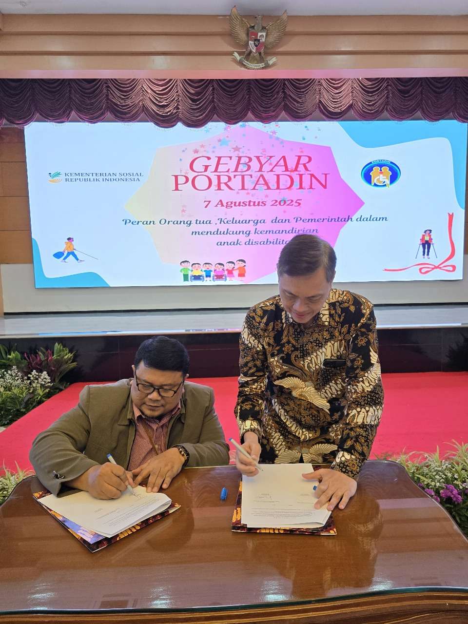 Keterangan poto : penandatanganan nota kesepahaman (MoU) dengan sejumlah mitra strategis, termasuk PT Internusa Media Group (IMG), dalam ajang Gebyar PORTADIN 2025 yang digelar di Gedung Aneka Bhakti Kementerian Sosial, Kamis (7/8/2025).