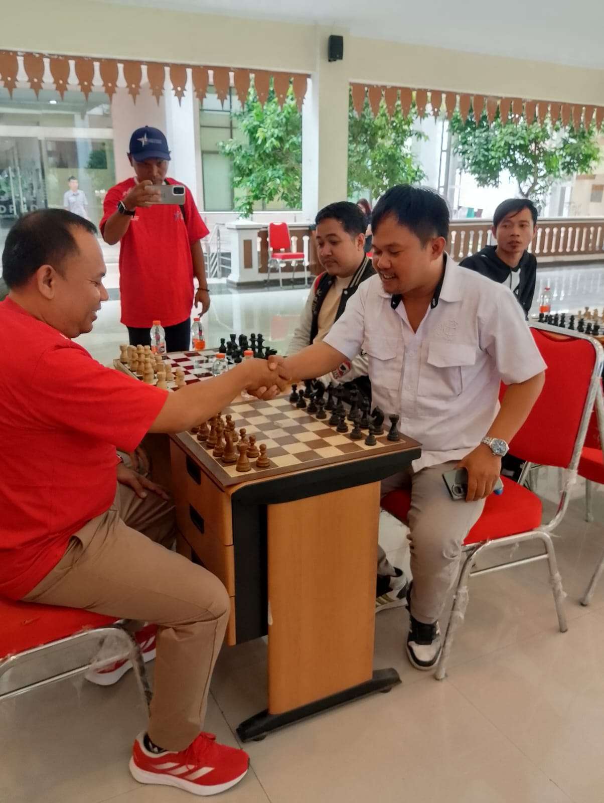 Keterangan foto: Wakil Ketua DPRD Kabupaten Bekasi Ucup Supriatna mengikuti Turnamen Catur Pokja Wartawan DPRD Kabupaten Bekasi 